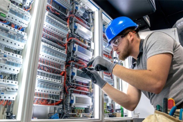 Factors to Consider Before Choosing an Industrial Electrician